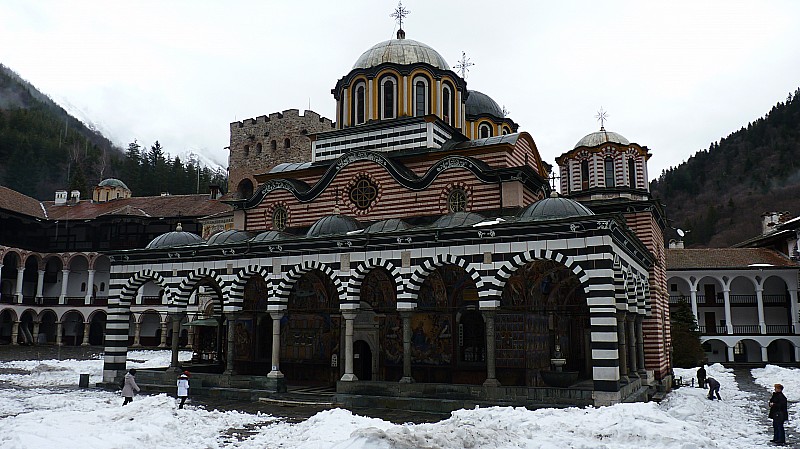 le monastère du Rila : on peut descendre au monastère à ski du sommet du Popova kapa