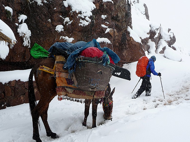 montée au refuge les mules... : sous la neige