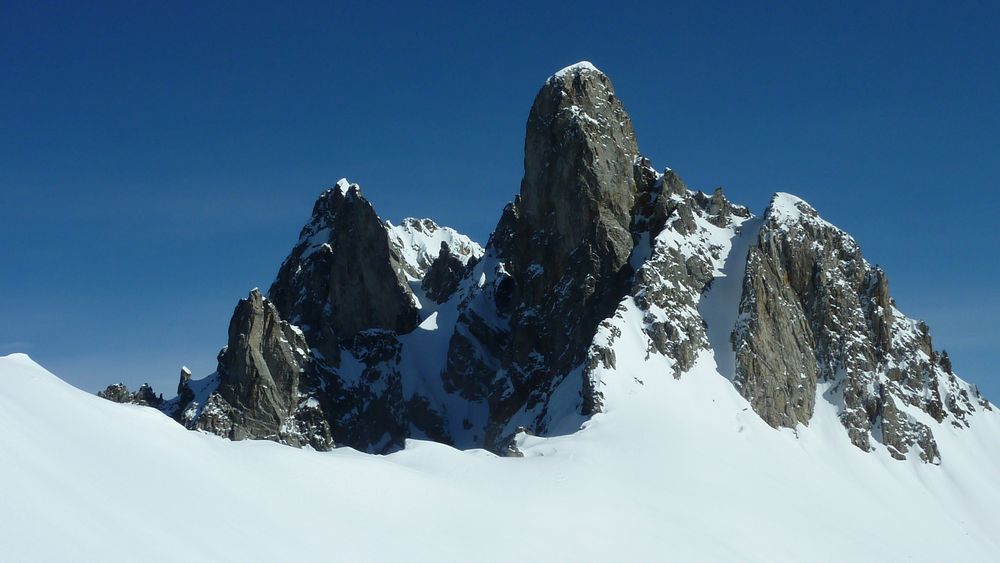 Tours rocheuses : le sommet du Grand Pic de la Lauziere en arriere plan à gauche