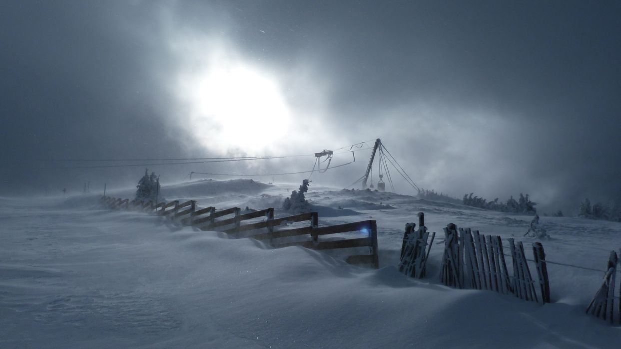 Alambre : La Traverse transporte la neige sur les pistes fermées.