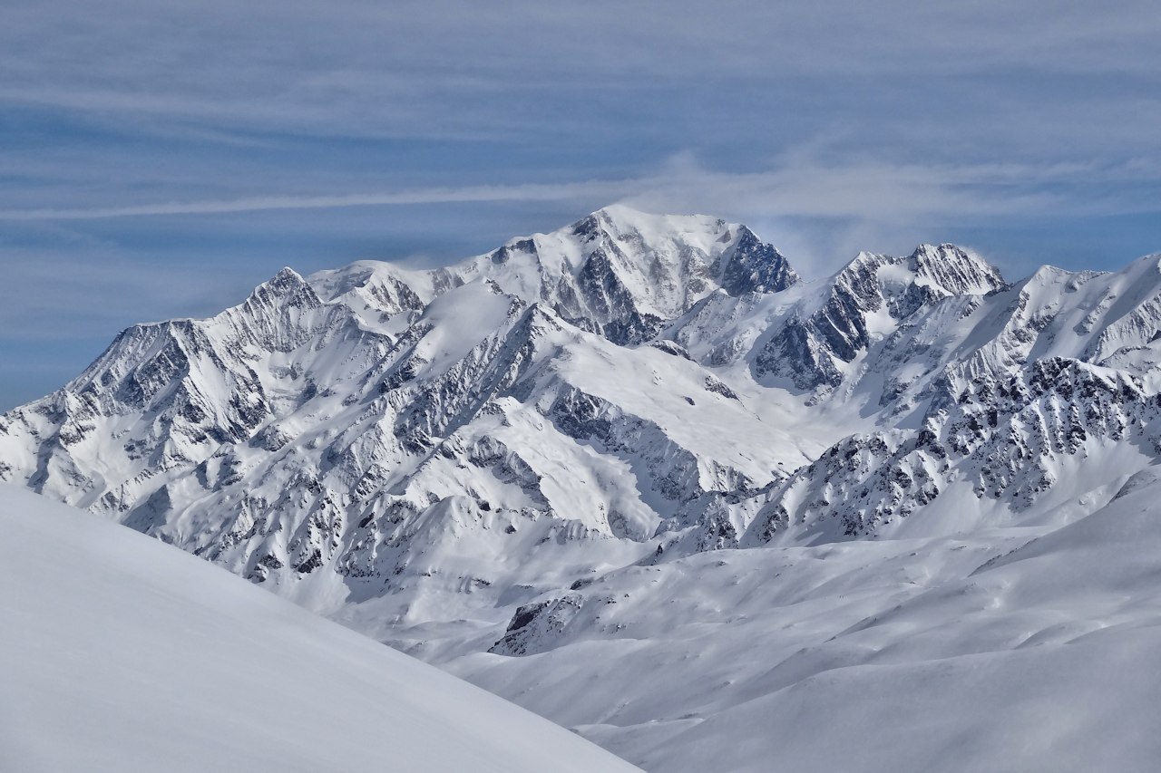 Aux abords du sommet : Panorama sur le Mont Blanc.