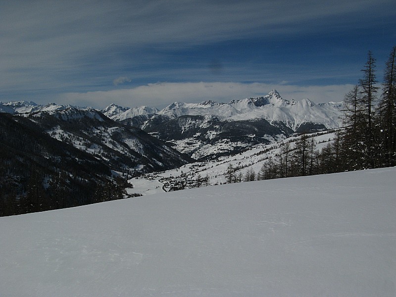 Vue sur Molines en Queyras : Belle vue sur Molines en Queyras et le massif des Ecrins depuis les pistes de ski dessus le Clot la Chalpe