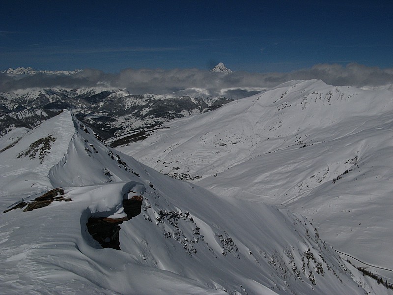 Vue sur Molines en Queyras : Vue sur Molines en Queyras et la route qui monte au col Agnel depuis le col du téléski du Grand serre
