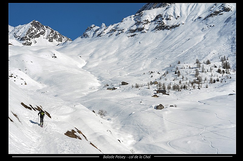 accès aux alpages : vue sur les chalets des rossets,