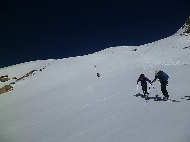 Rencontre : Nous croisons 3 skieurs en train de monter. Ce sont les seuls rencontrés sur l'itinéraire.
