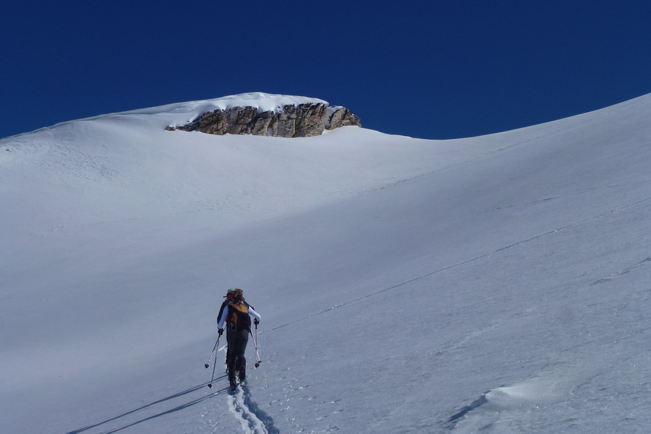 En direction du point 2879 m : Dans de vastes champs de neige.