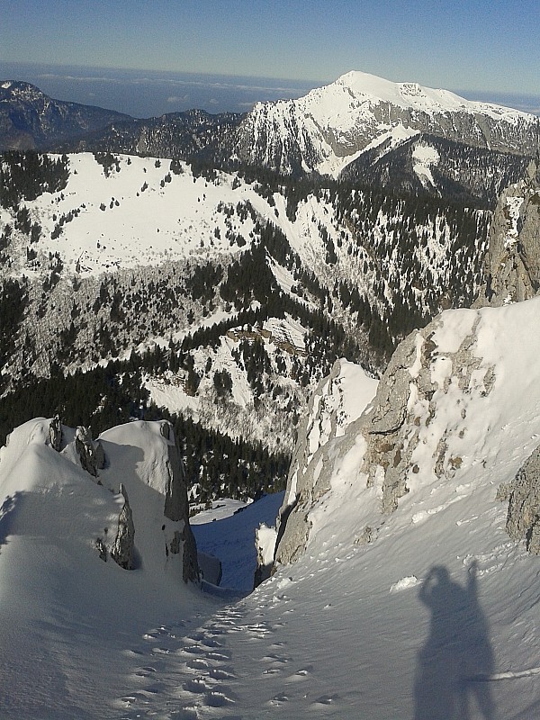 Couloir O : qui débouche juste sous le sommet. En très bonne condition.