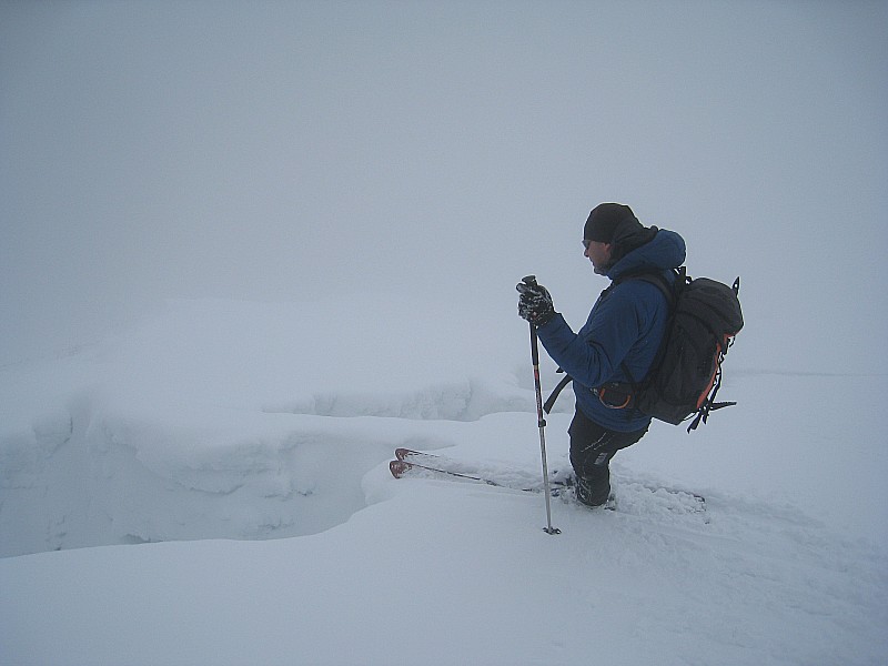 crevasse auvergnate : Fissures impressionantes dans le manteau neigeux (combe du Loup).