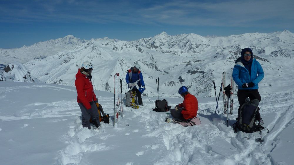 Groupe au sommet : vue vers le Nord, Mont Blanc, Pourri et meme Cervin un peu plus loin