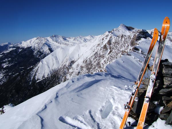 Bec de l'Aigle : Il faudra encore beaucoup de neige pour pouvoir skier Siguret dont la pente est pratiquement sèche (au bout du ski gauche Tête de Plate Longe)