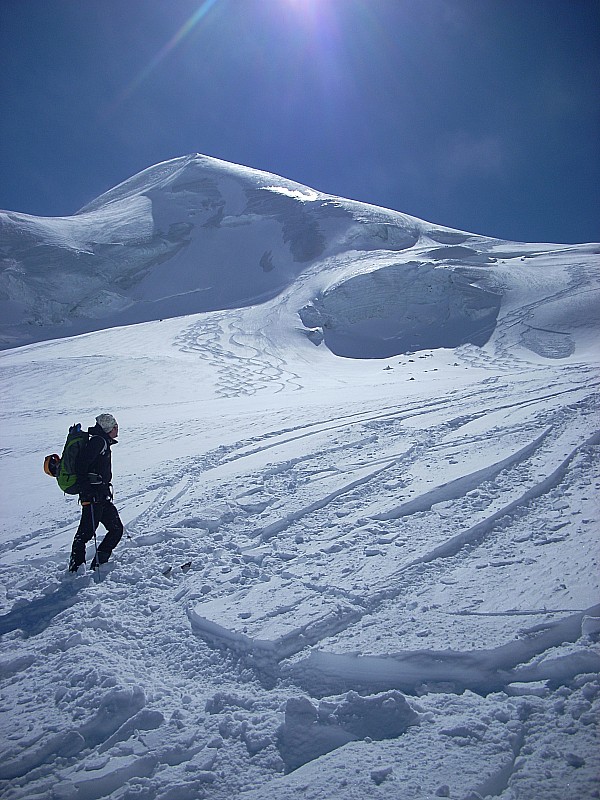 Descente du Feegletscher : Marc admire les traces... et sa plaque...