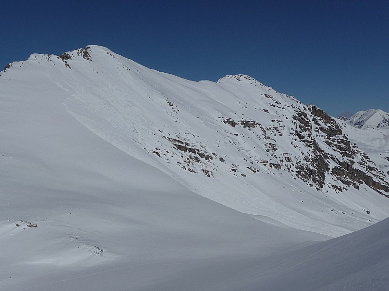 Très grosse plaque. : Au dessus du col et de la combe du Lasseron.