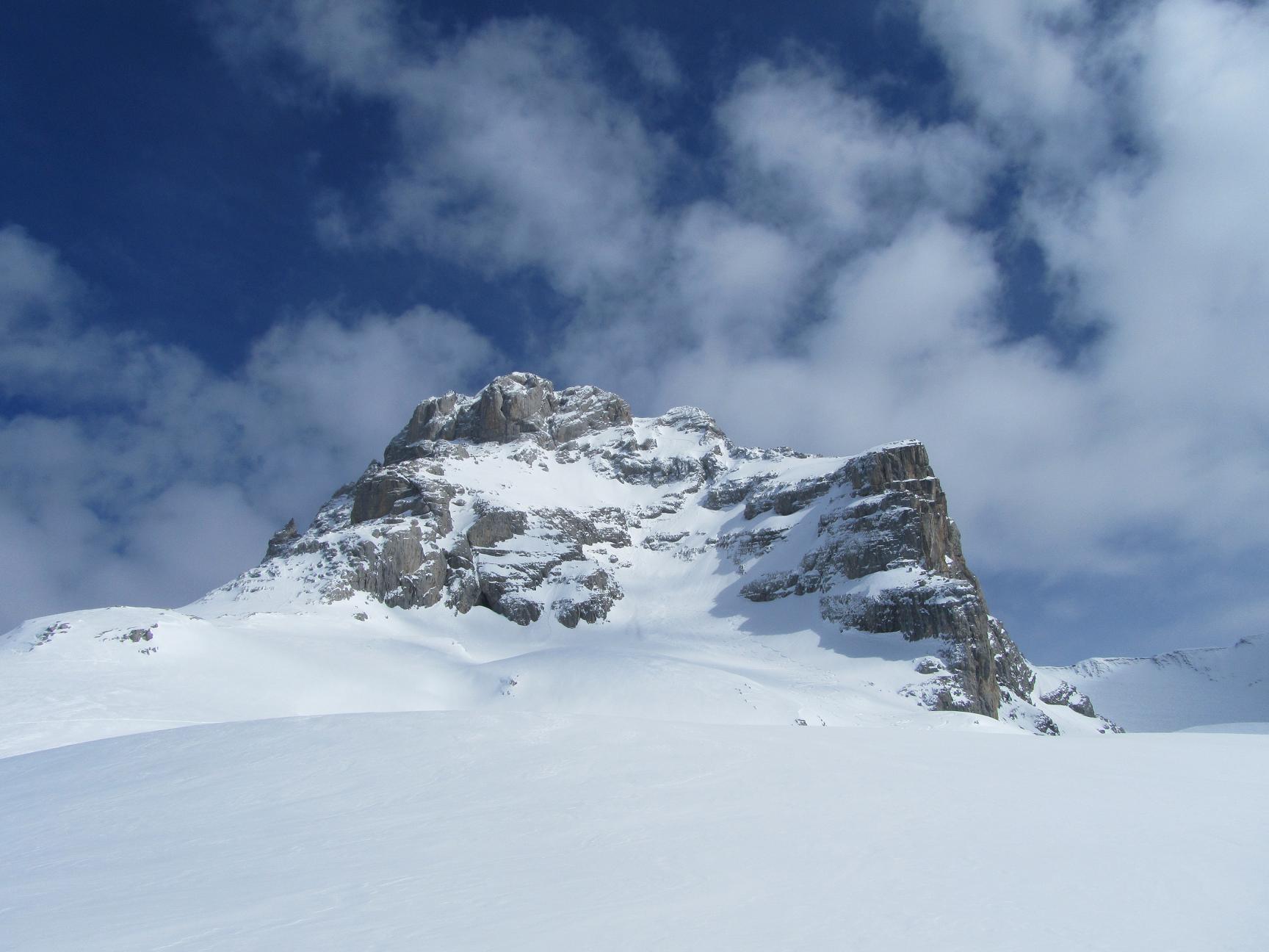 Pointe Percée : des traces de skis partent du sommets