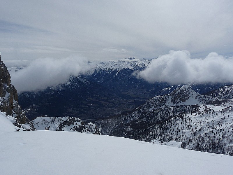 Nuages : Ils montent et descendent, mais rien de menaçant.