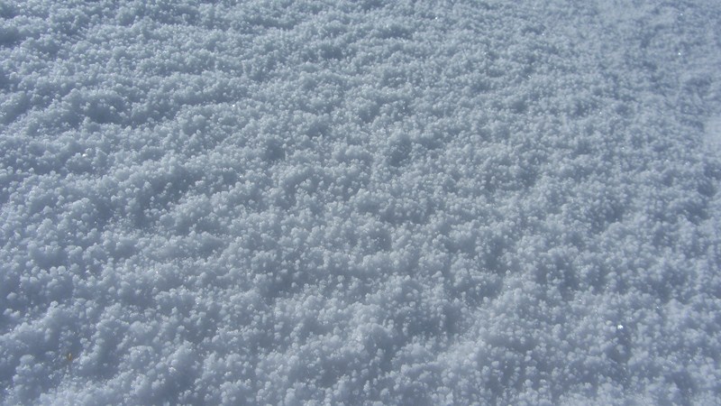 Niege roulée : Attention danger : neige roulée
Des vraies billes de polystyrène !
