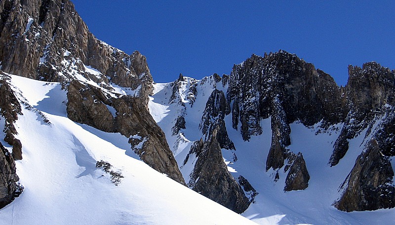 2 gars dans le couloir