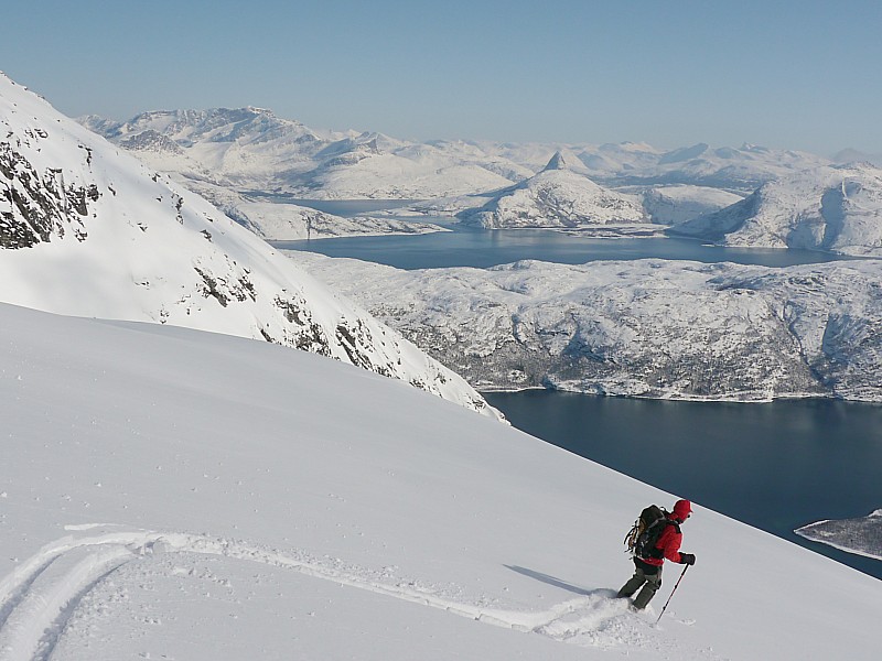 JP descend sur fond de fjord : une descente de cinéma, dans un paysage époustouflant