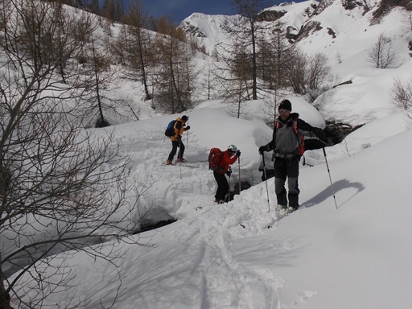 P4100020 : Pont de neige capricieux au-dessus du torrent : Alain y a baigné un ski.
