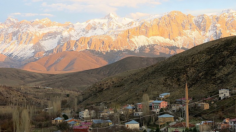 Village de Camardi : Le mont Alaça à droite et le Demirkazik à gauche, vue depuis notre maison d'accueil.