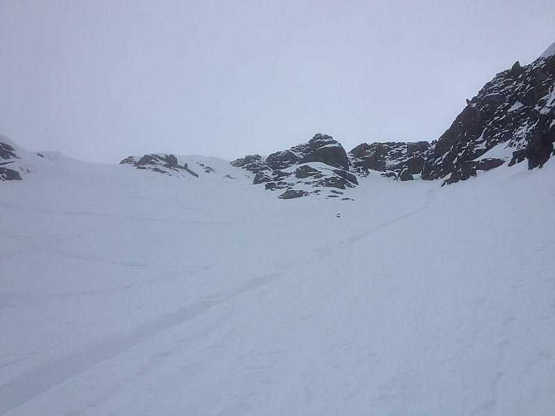 trace de descente : on voit la trace a gauche, prudente vue la qualite de la neige. Une goulotte au milieu, pas genante car c'est mou :-)