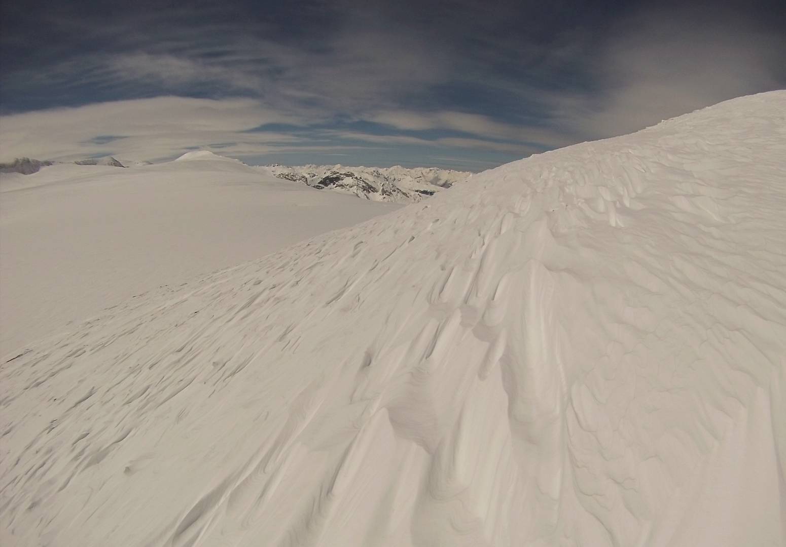 Neige Scultée : Le vent à sculté la neige. Photo prise proche du sommet. en contre bas la partie plate du glacier de la roche Ferran