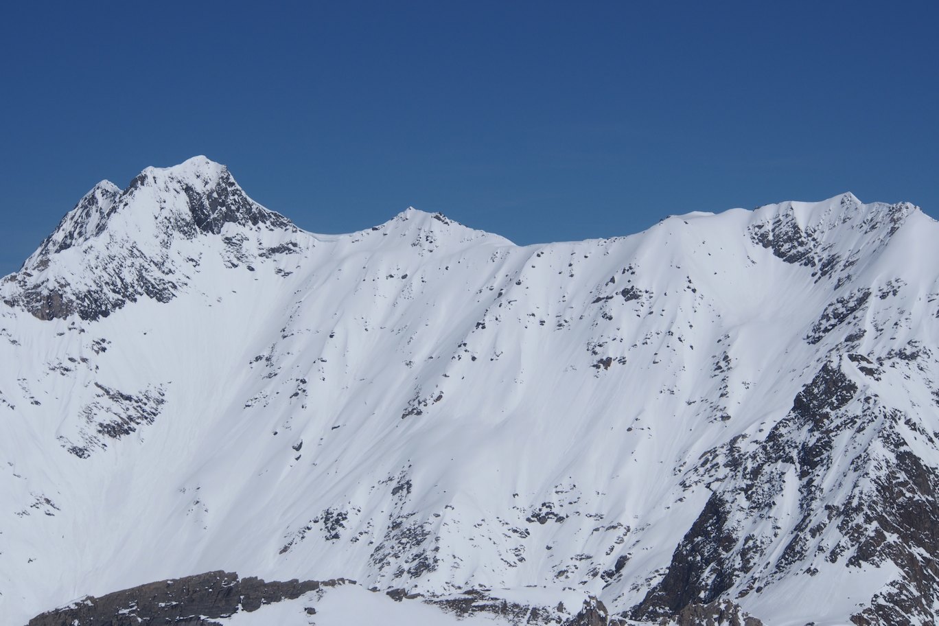 Vallonnet -Volnets : Une corniche particulièrement imposante domine la pente Sud du col des Volnets.