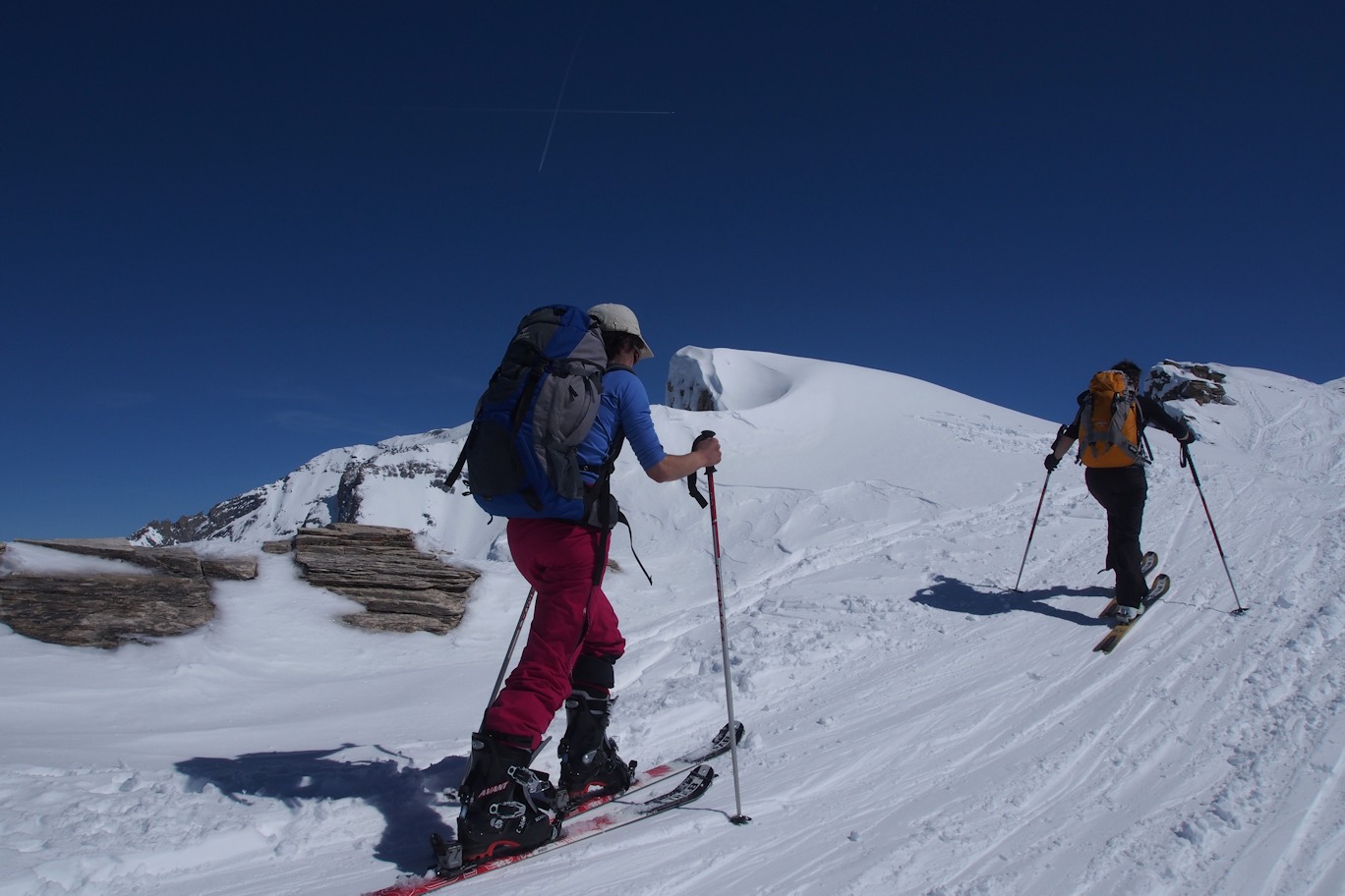 A l'approche du sommet : Florence et Amandine sur l'arête finale.