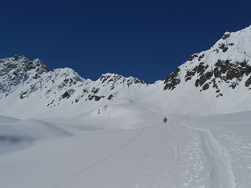 Le col au loin