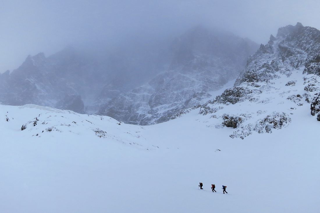 Glacier long : Trois traceurs dans le vent