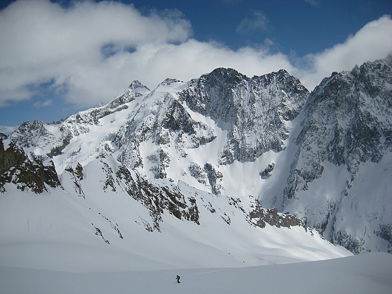 Tour de la Meije : Vue vers Roche Faurio et le Pic de Neige Cordier depuis la montee a la Grande Ruine