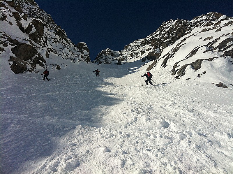 Bas du couloir : Neige prometteuse pour la descente 
Attention au boulette du versant ensoleillé