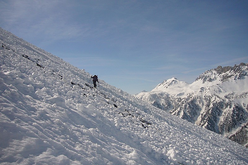 Première traversée de l'avalanche à la descente, il y en aura encore une autre.