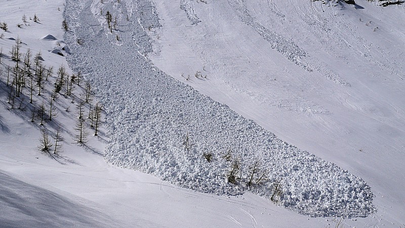 le front de l'avalanche balaye le vallon et vient mourir sur des traces de montée 