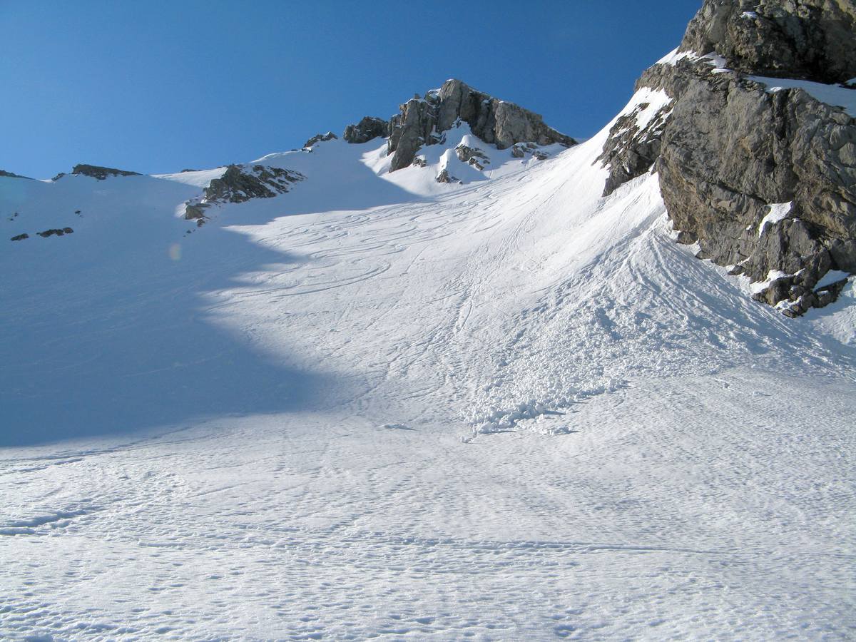 Pointe des Verts : ça prend déjà le soleil en direction de la combe suspendu
