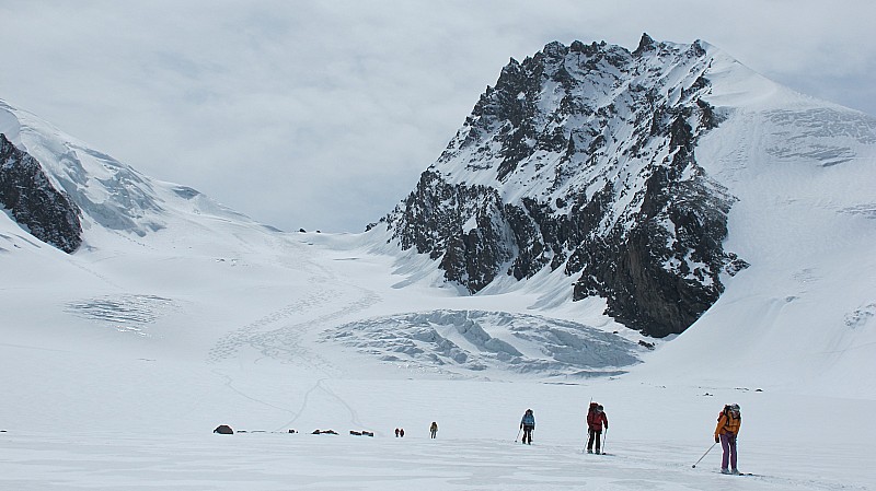 La longue descente sur Britannia. Plutôt débonnaire ce versant...