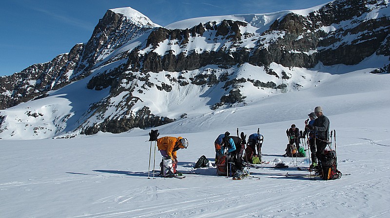 Dépose, tous la tête dans le sac... On fait léger pour le sommet.