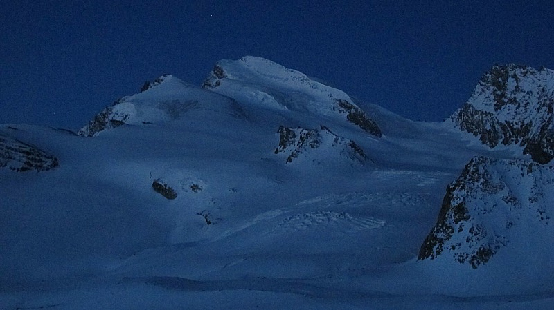 Le jour se lève sur Stralhorn