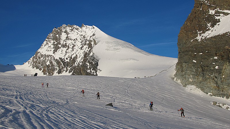 L'Allalinpass à droite, direction le Rimpfischorn