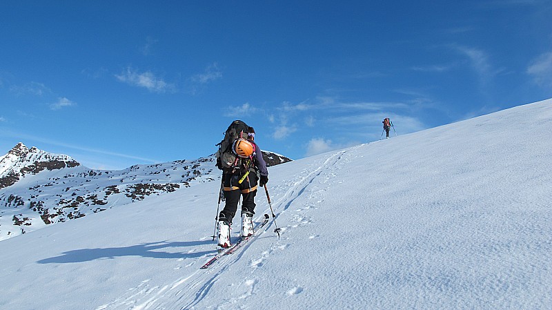 Toujours dans la même direction... entre ciel et neige