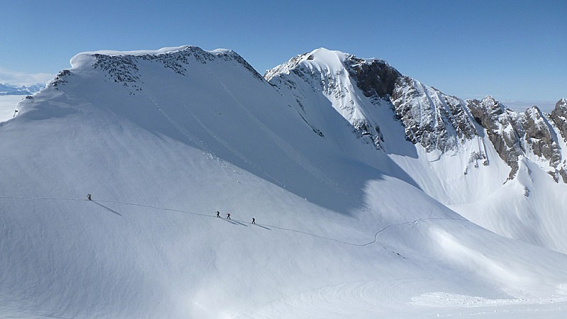 montée : Marion, Karl, Camille et Sylvain sous le sommet de la combe du Charvet, avec le Mont Fleuri en toile de fond