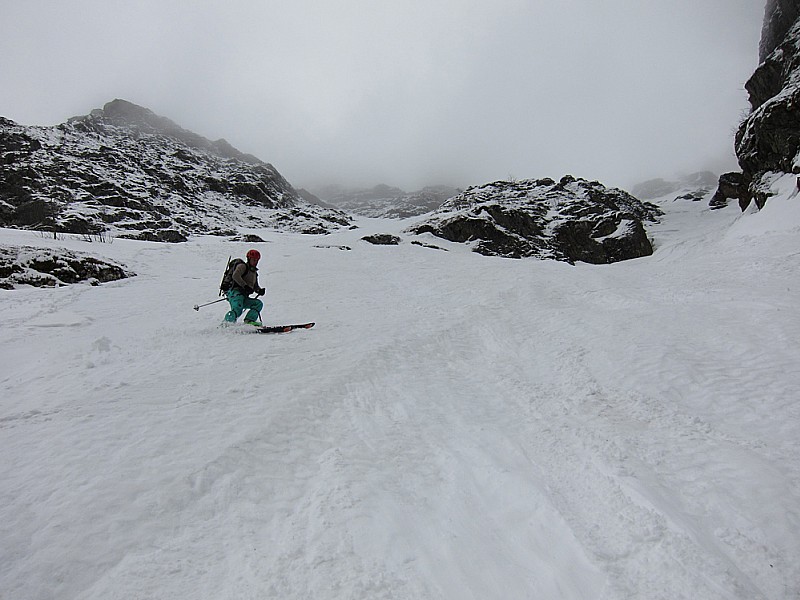 Couloir de Tartereau : ski moyen sur une neige dure légèrement dégelée (la fine couche de poudre partait en coulée sous les skis du premier)