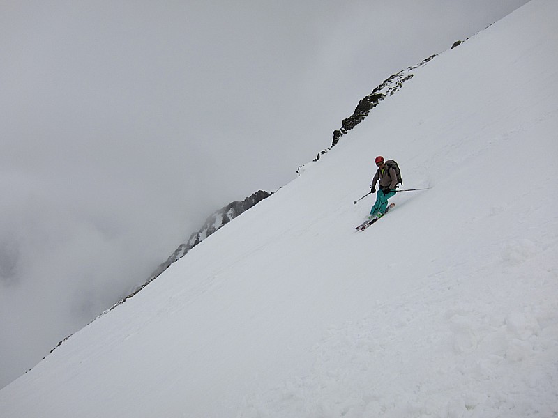 Couloir de Tartereau : retour dans la combe de Tartereau avec un peu de visibilité entre 2 couches nuageuses. Bon ski.