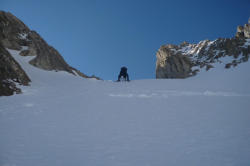 Cela glisse trop, j’enlève les skis sur 50m.
