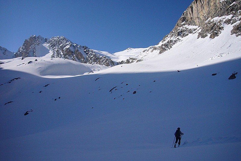 Le replat, on voit le sommet au fond, c'est la pointe de droite de la bi pointe