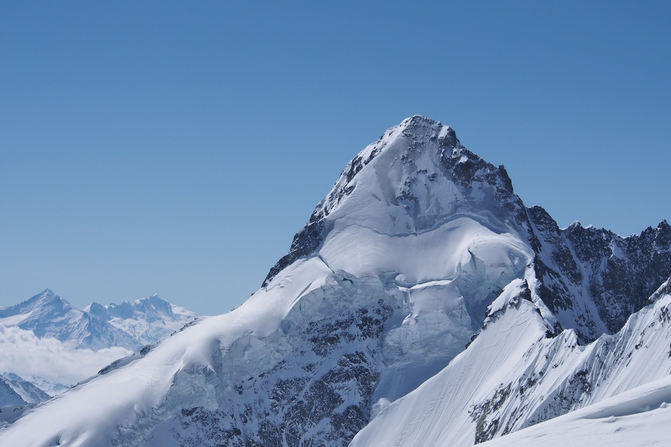 Tout proche : Le Mont Dolent (3823 m).