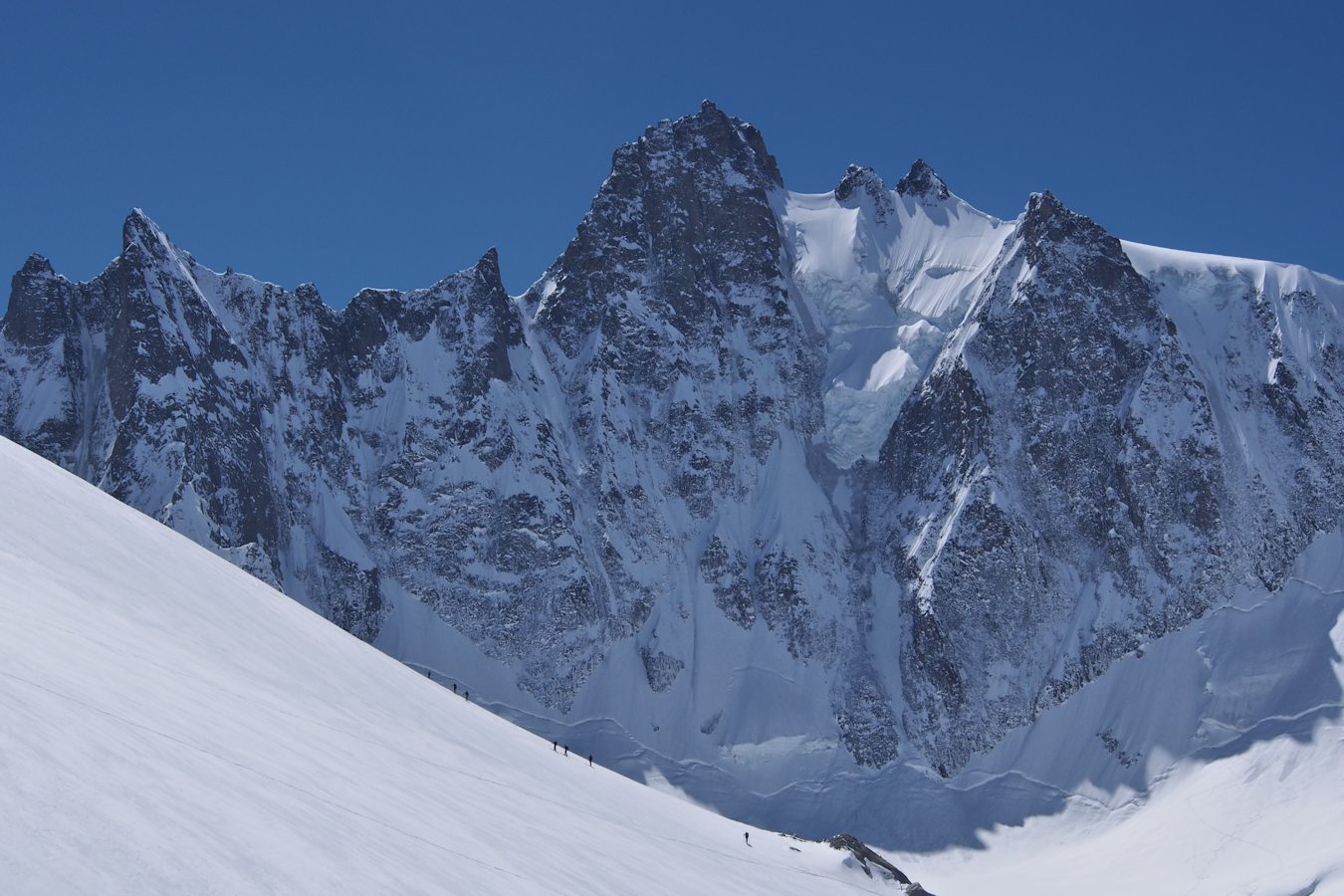Sur fond d'Aiguille du Triolet : Un groupe se dirige vers le glacier des Rouges du Dolent.
