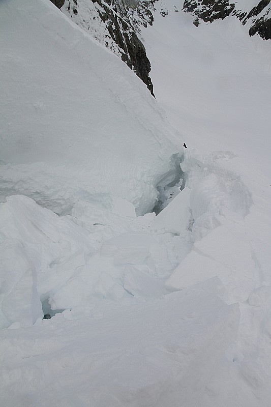 Rimaye : Toute la neige effondrée dans le trou de la rimaye, créant un mur déversant de 2m