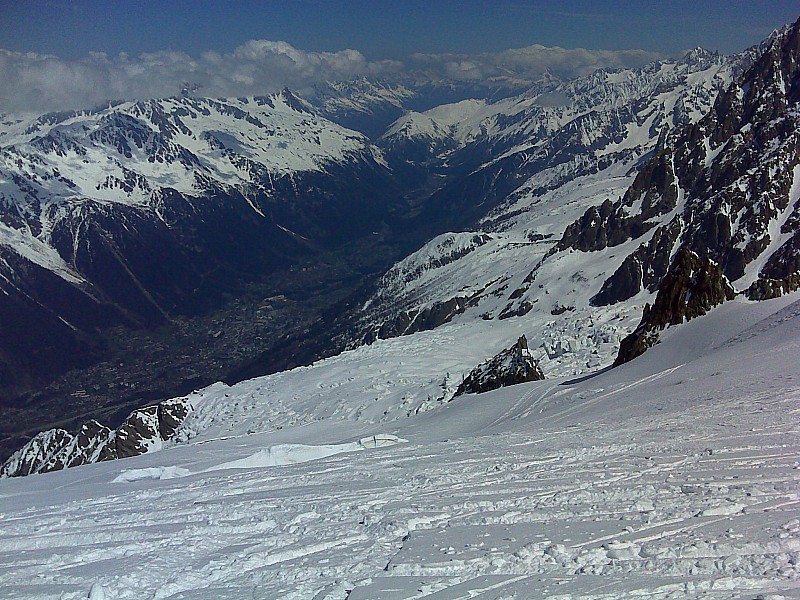 en bas du petit plateau : On aperçoit le toit du refuge (en bas à droite) sur le rocher