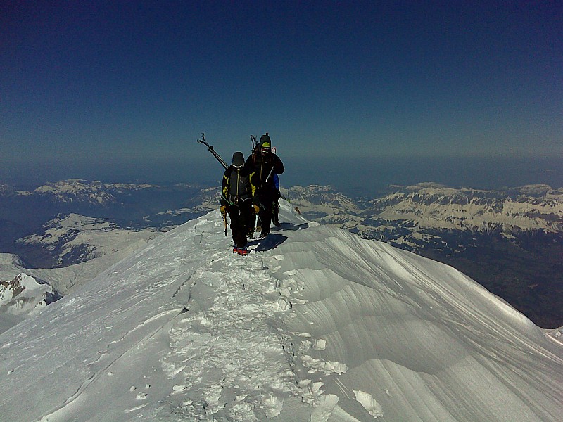 arrivée au sommet : summit pour un guide et ses 2 clients