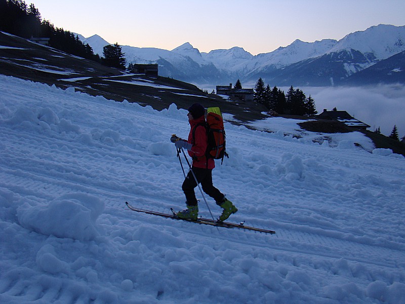 Piste de ski en fin de saison : grosses traces des engins
